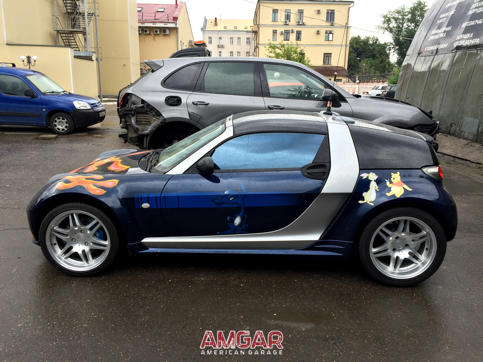 Smart Roadster рядом с человеком